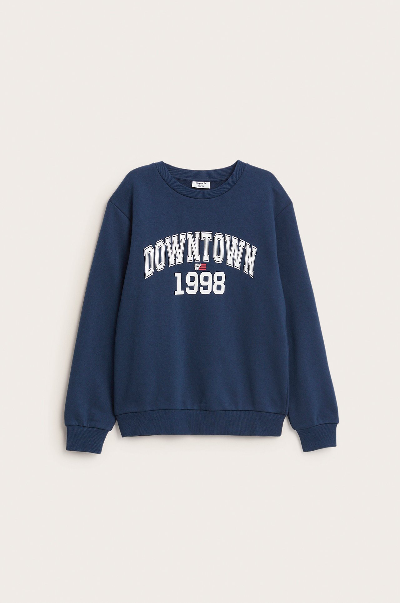Frontvy av en marinblå sweatshirt med vitt 'DOWNTOWN 1998' tryck på bröstet.