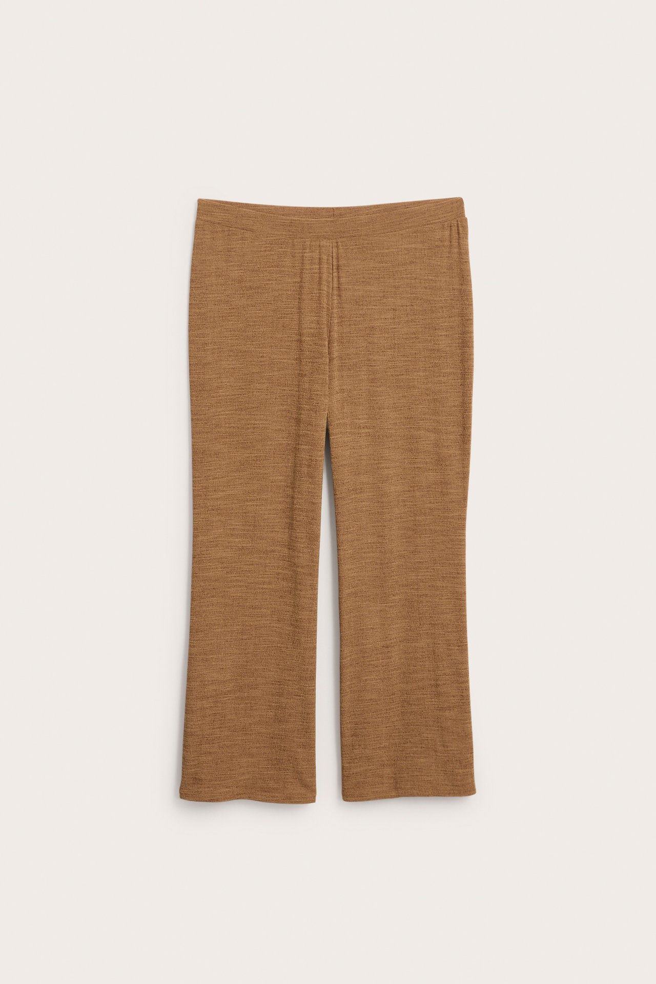 Widok z przodu na brązowe, jednolite, damskie, dżersejowe spodnie bootcut.