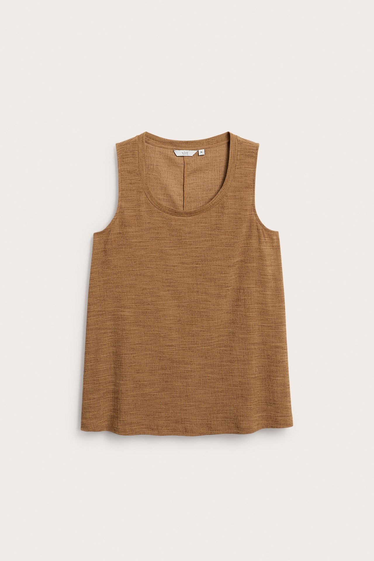 Frontvisning av en lang, avslappet brun jacquardstrikket tanktopp med rund hals.