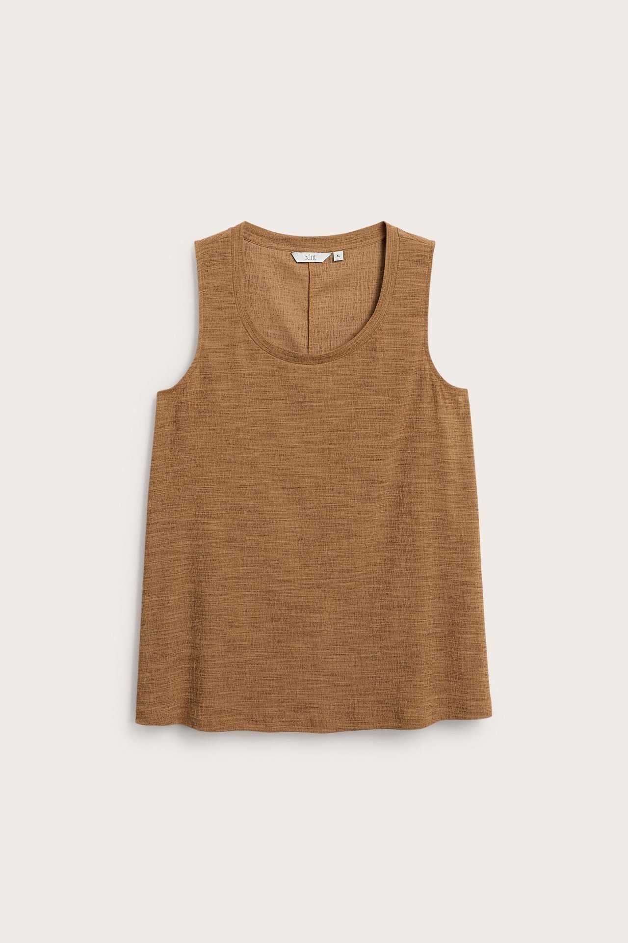 Edestäpäin, pitkä, väljä ruskea jacquard-neulottu toppi pyöreällä pääntiellä.