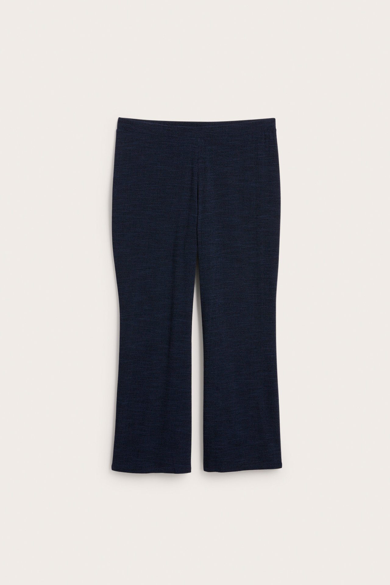 Widok z przodu granatowych, gładkich spodni dżersejowych bootcut.