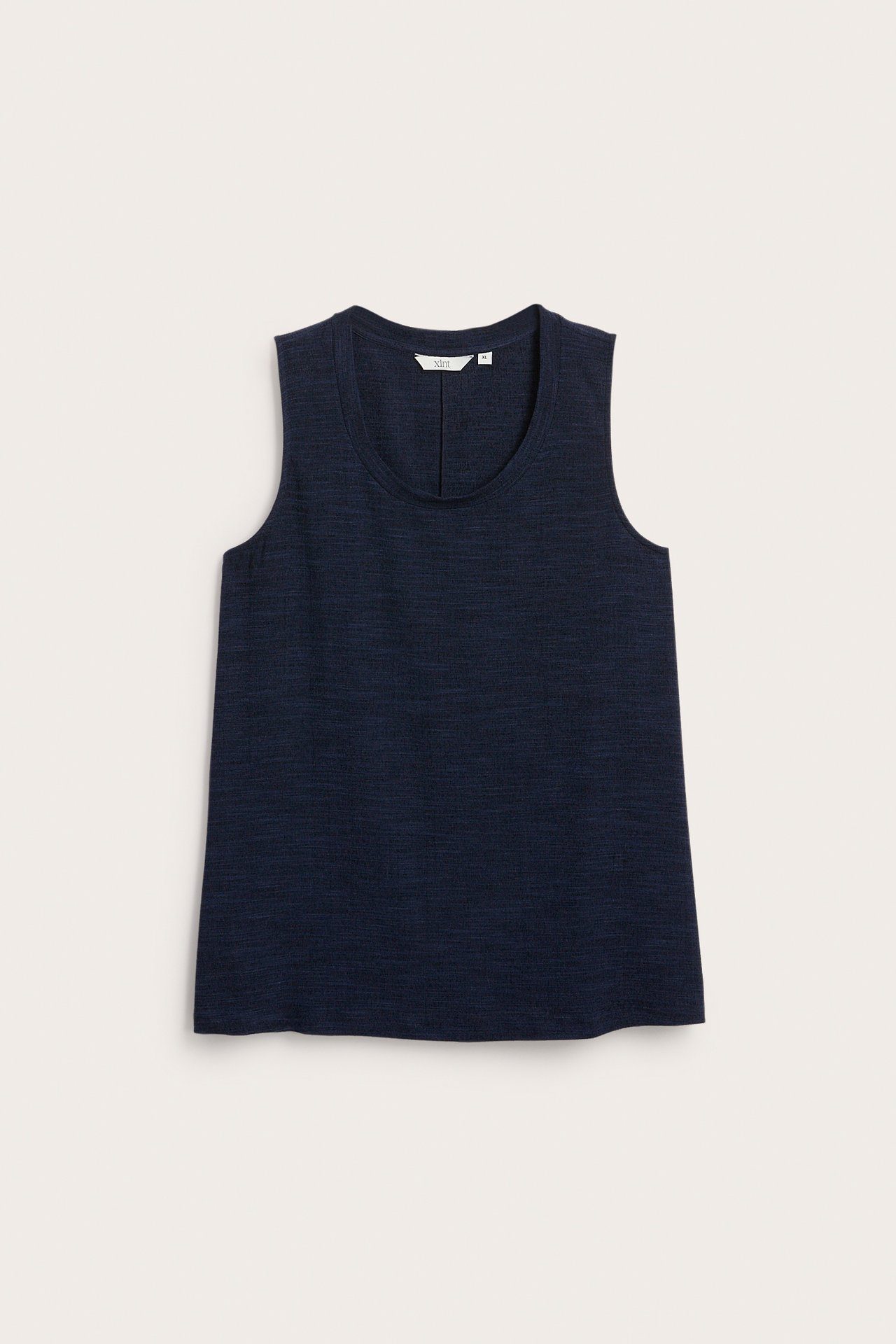 Edestä näkymä tummansinisestä jakardineulotusta pitkästä topista, jossa on pyöreä pääntie.