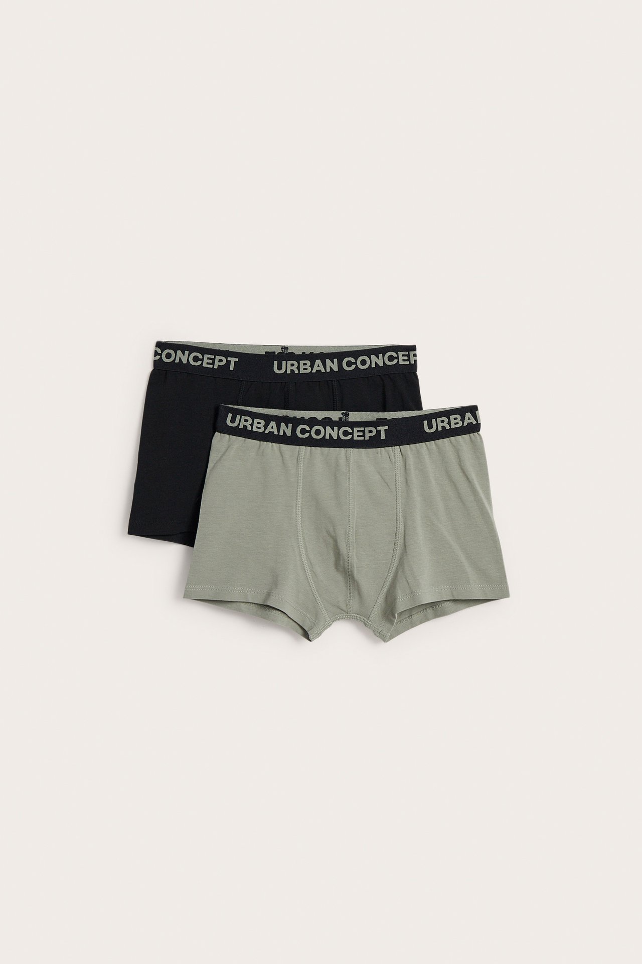 Frontvy av herrboxershorts i salviagrön och svart med midjeband med texten 'URBAN CONCEPT'.
