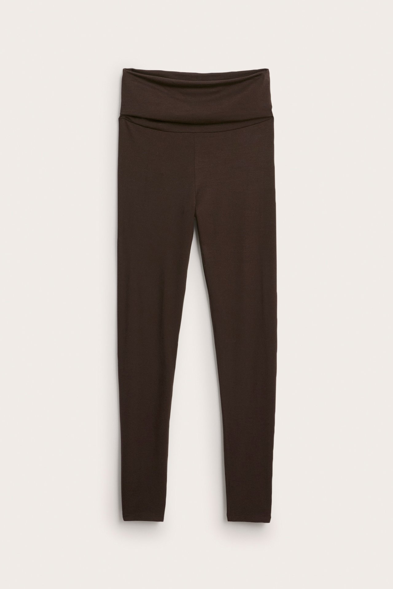 Mörkbruna högmidjade leggings med bred, vikt midja, framifrån.