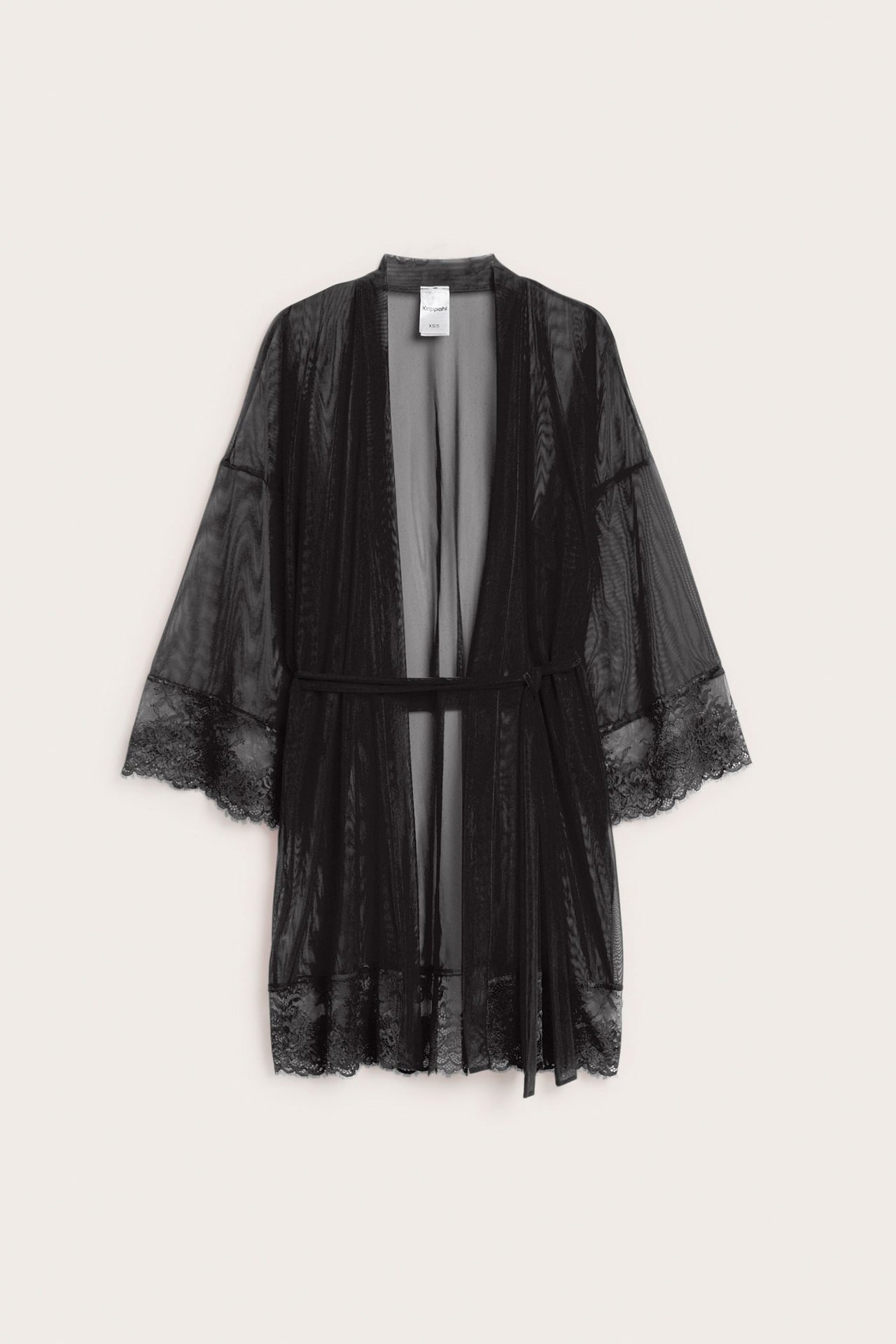 Svart meshkimono med spetsdetaljer och knytskärp, framifrån.
