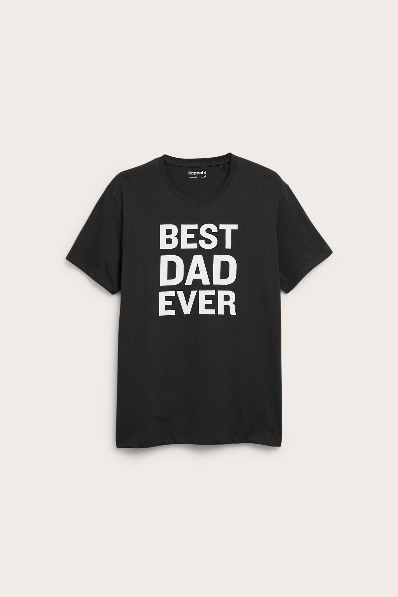Front, svart t-skjorte med hvit tekst 'BEST DAD EVER'.
