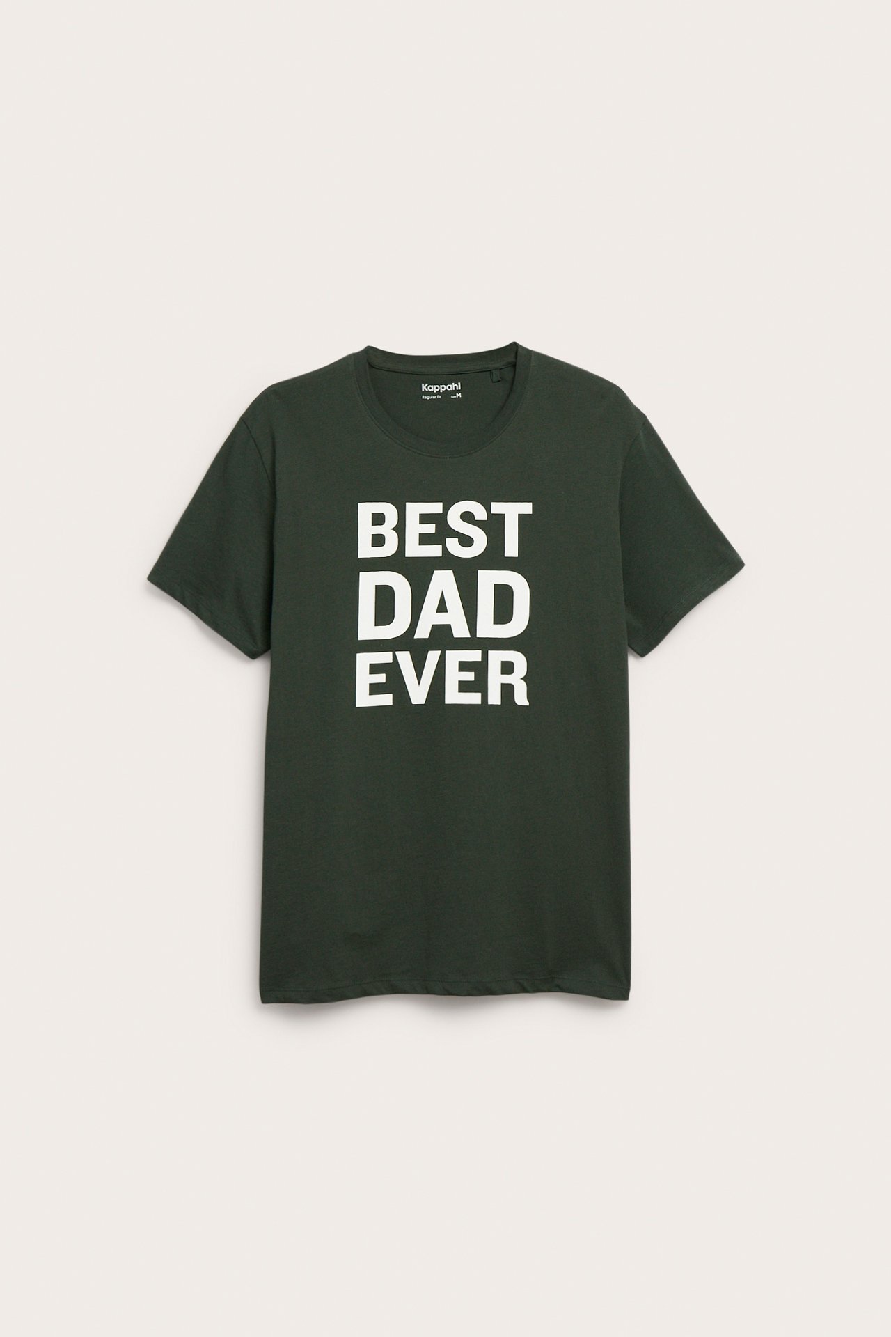 Front, mørkegrønn t-skjorte med 'BEST DAD EVER' trykt i hvitt.