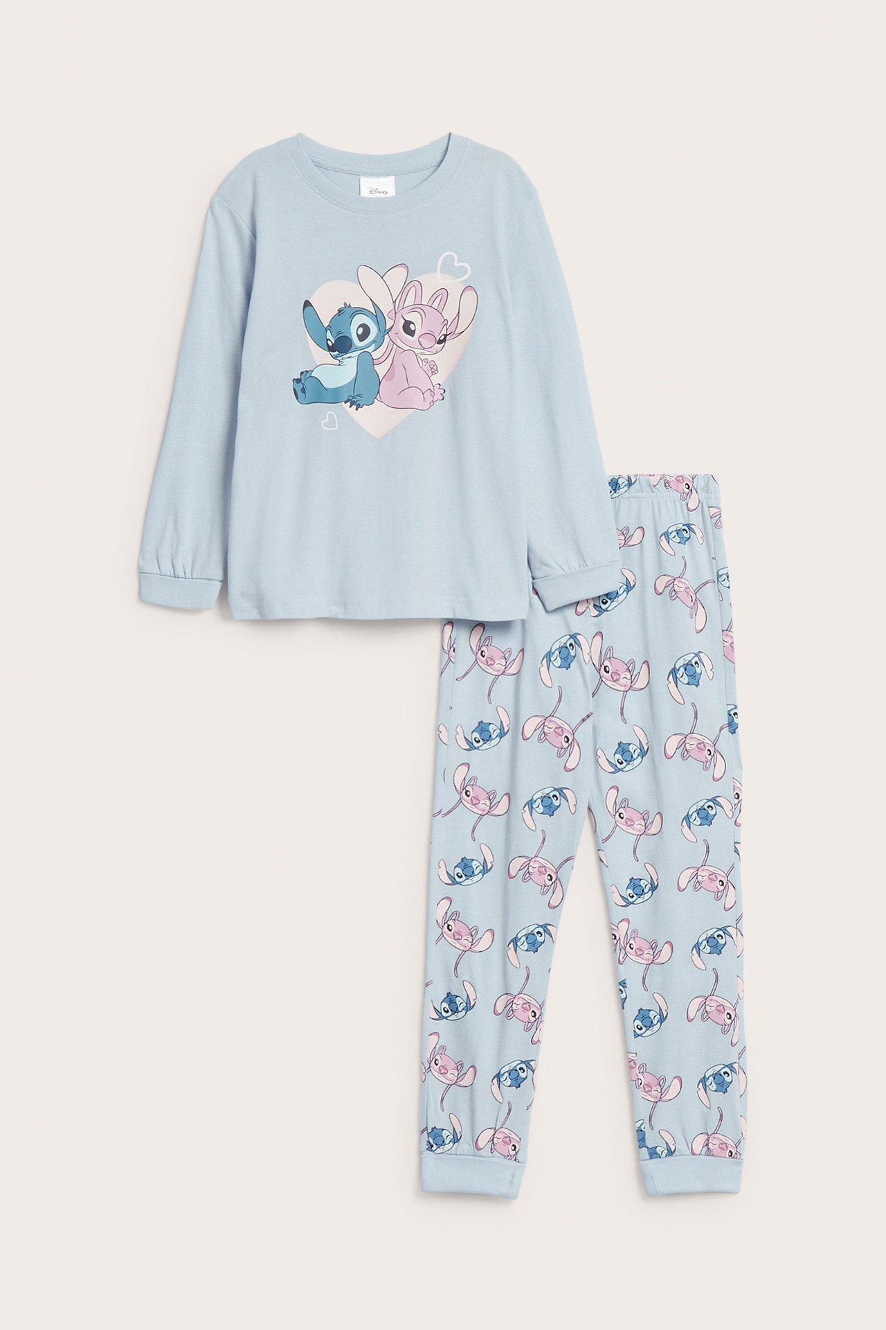 Frontbilde av et lyseblått pyjamassett med lange ermer og Stitch- og Angel-trykk for barn.