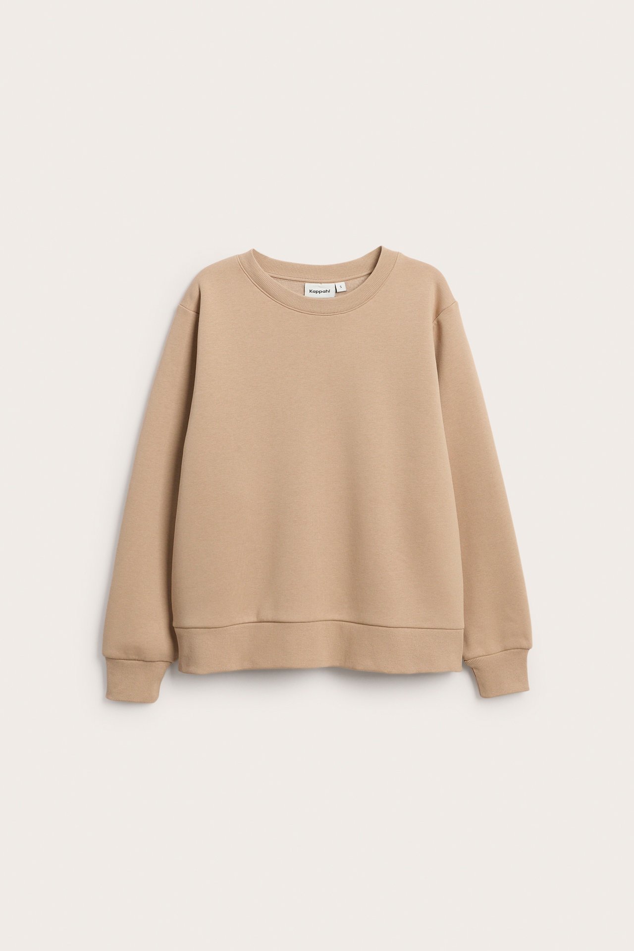 Edestä päin, yksivärinen beige pyöreäkauluksinen collegepaita pitkillä hihoilla ja resoreilla.