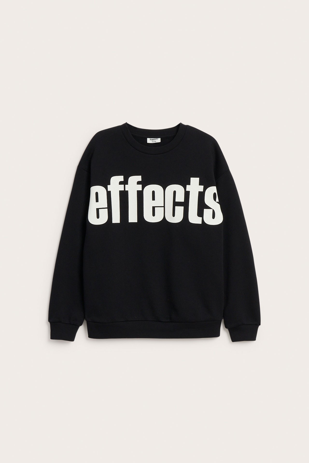 Czarna bluza z napisem "effects" nadrukowanym na piersi, widok z przodu.