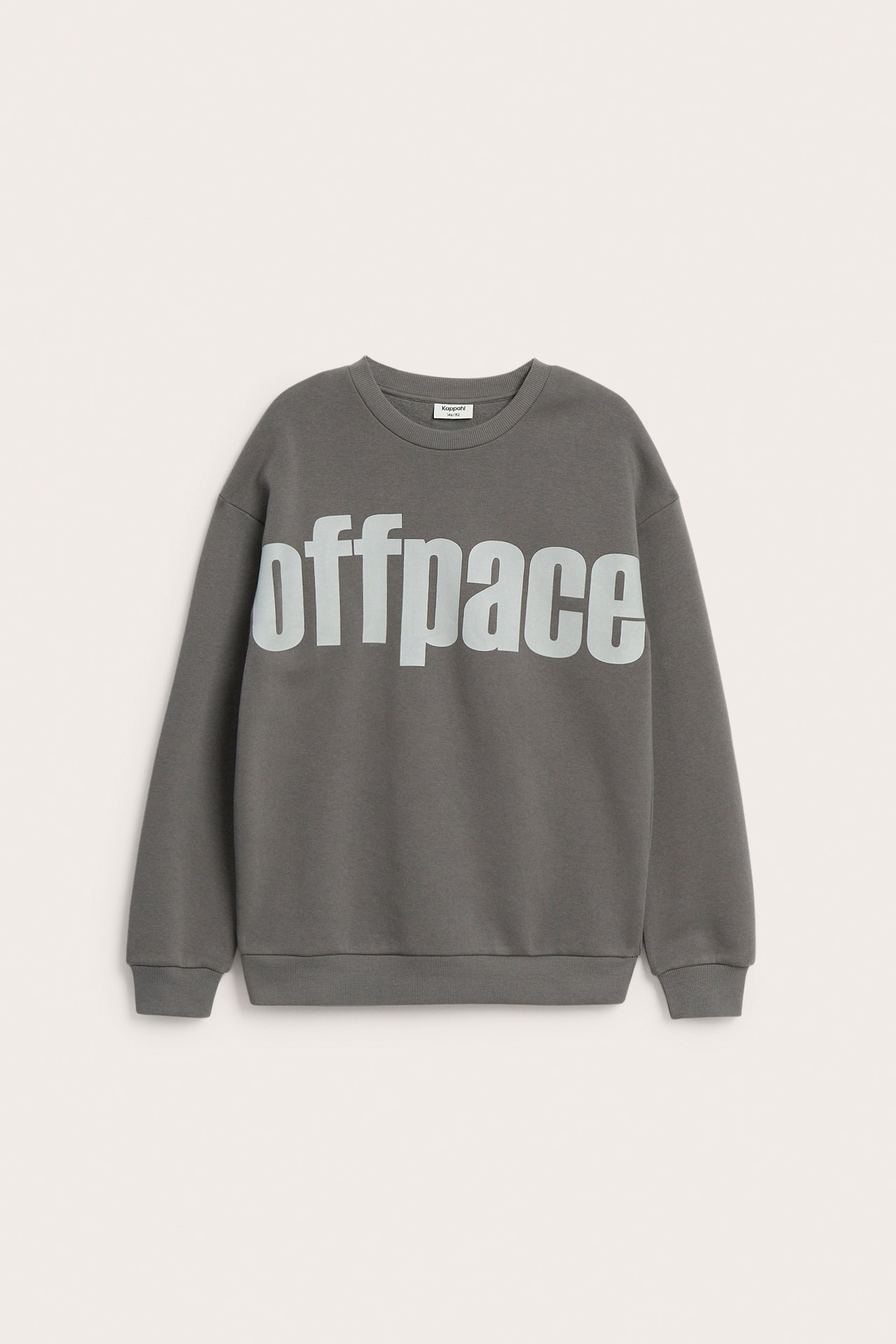 Widok z przodu ciemnoszarej, luźnej bluzy z nadrukiem „offpace”.