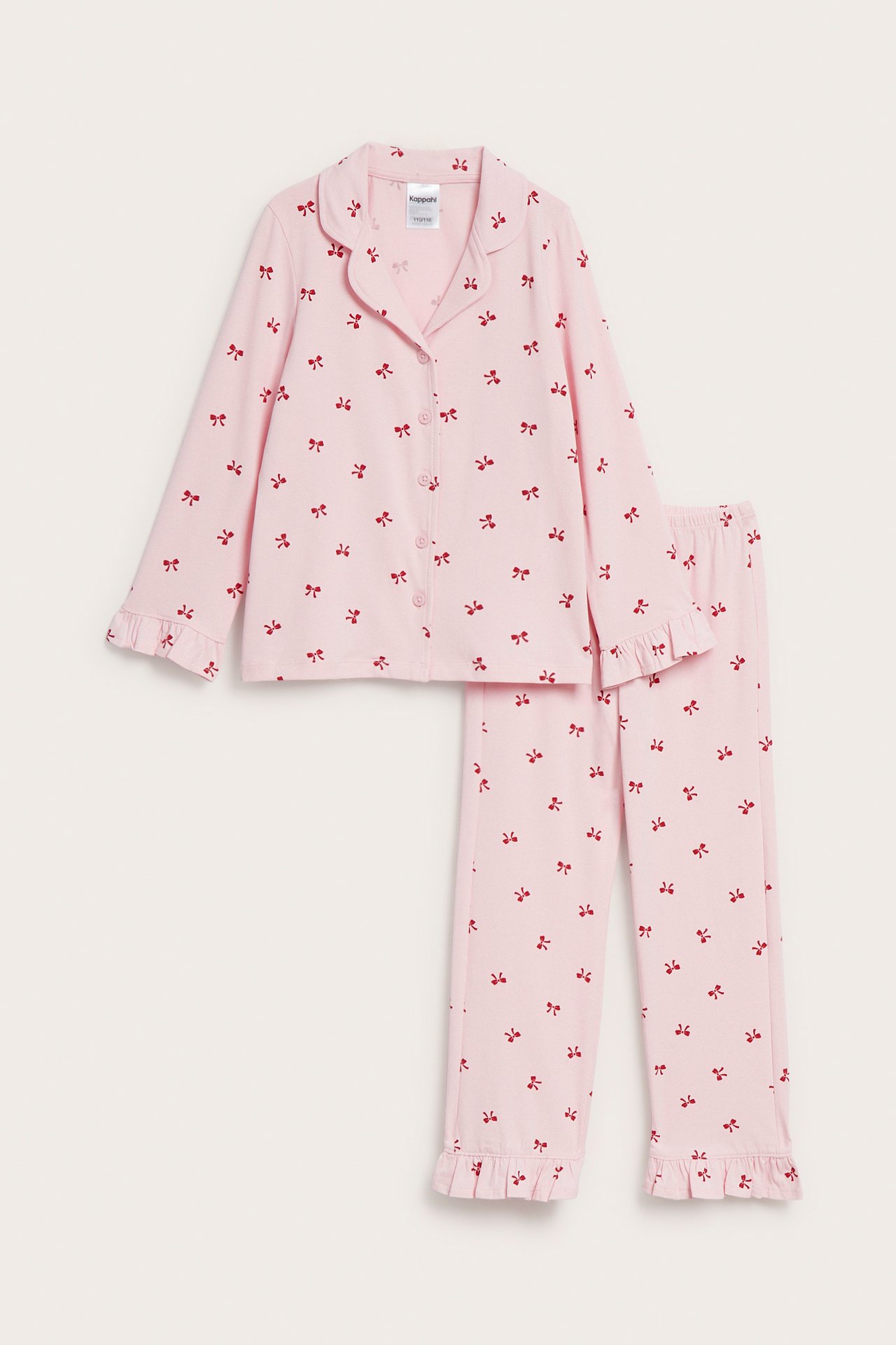Forfra lyserosa pyjamassett med rødt sløyfemønster, kraget topp og volangdetaljer på ermer og kanter.
