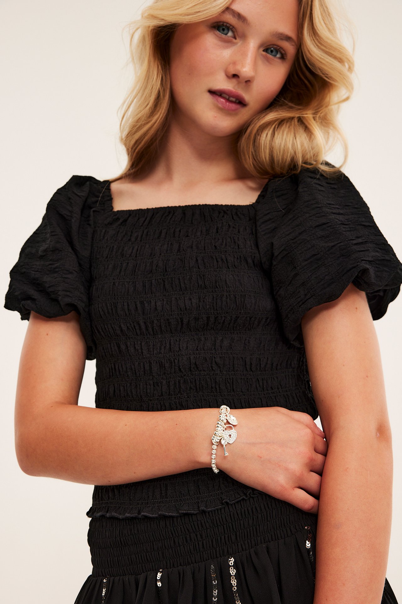 Armband med berlocker