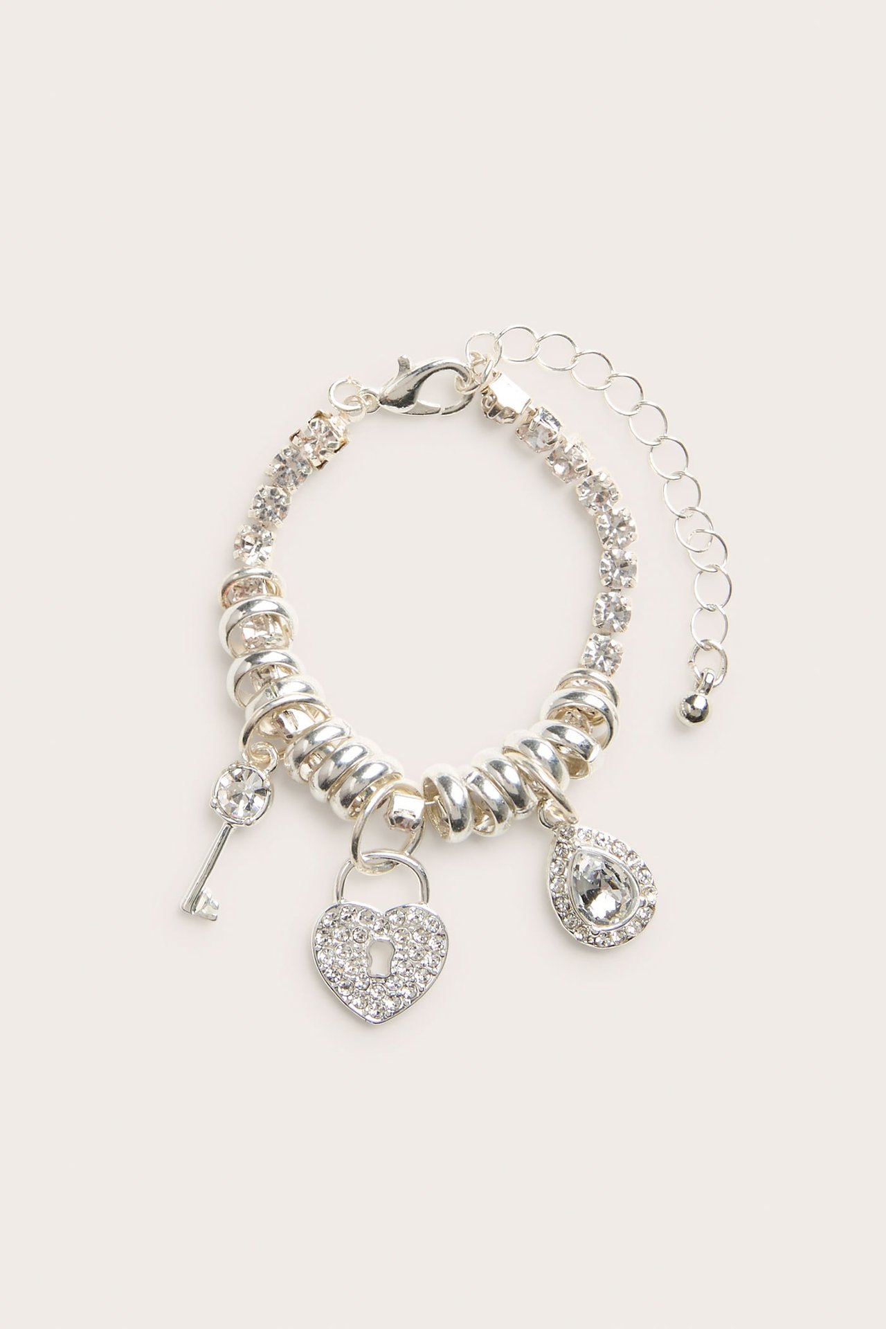 Armband med berlocker
