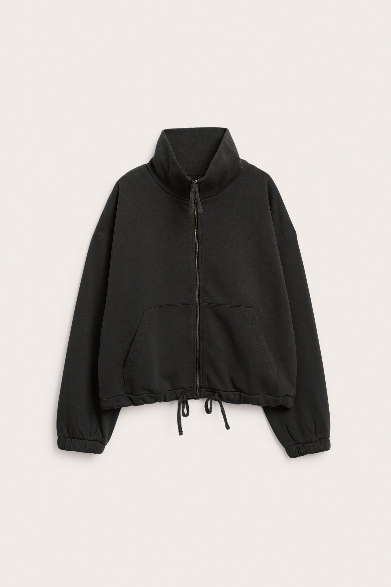 Framsida av mörkgrå kort sweatshirt med dragkedja, hög krage och dragsko i nederkant.