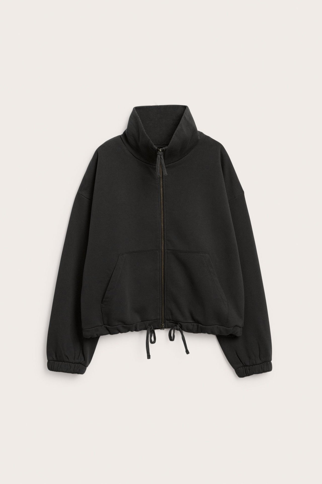 Framsida av mörkgrå kort sweatshirt med dragkedja, hög krage och dragsko i nederkant.