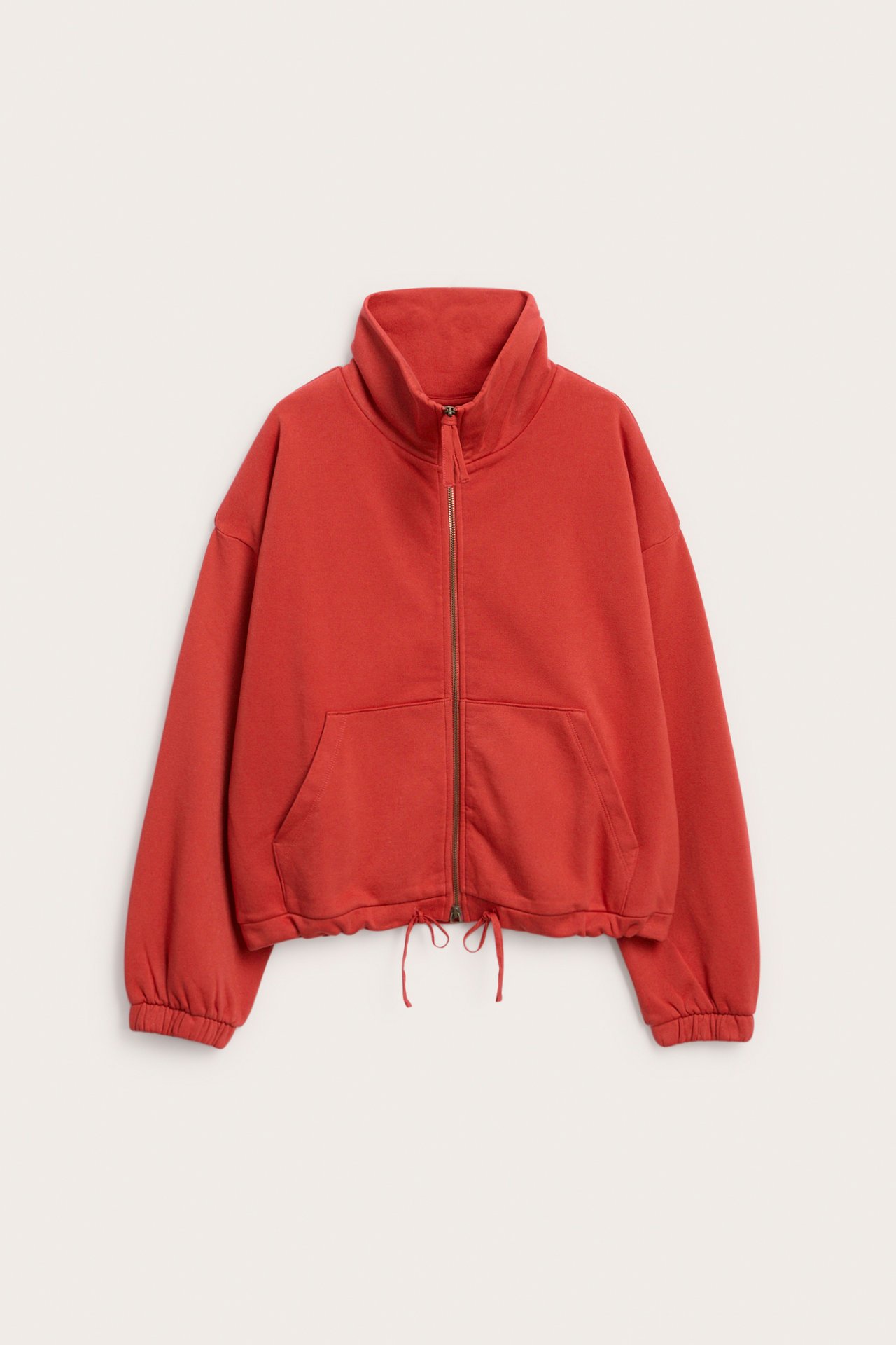 Framsida av en röd full-zip sweatshirt med hög krage, framfickor och dragsko i nederkant.
