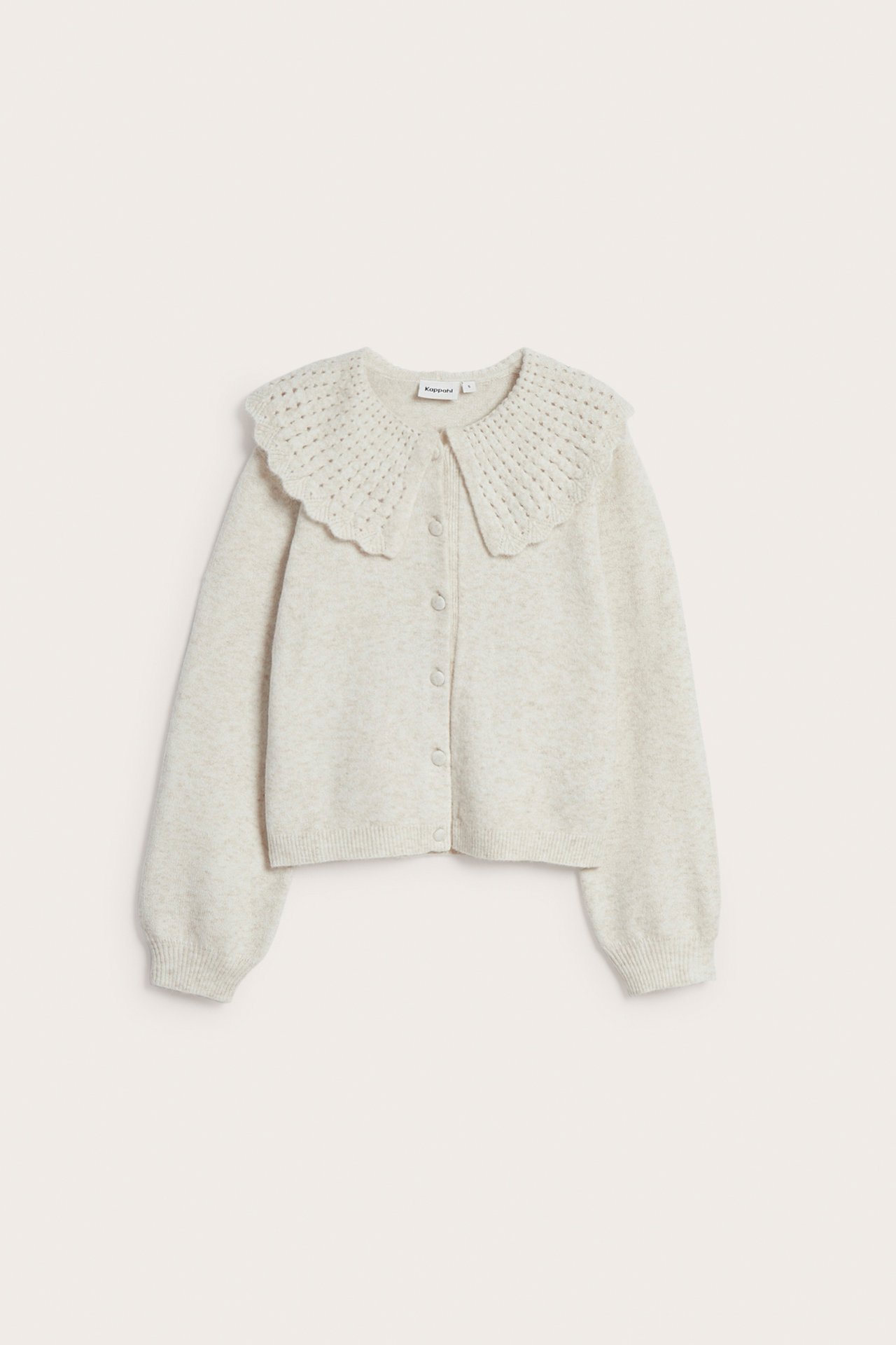 Frontvisning av en lys beige strikket cardigan med stor hvit heklet Peter Pan-krage og knapper foran.