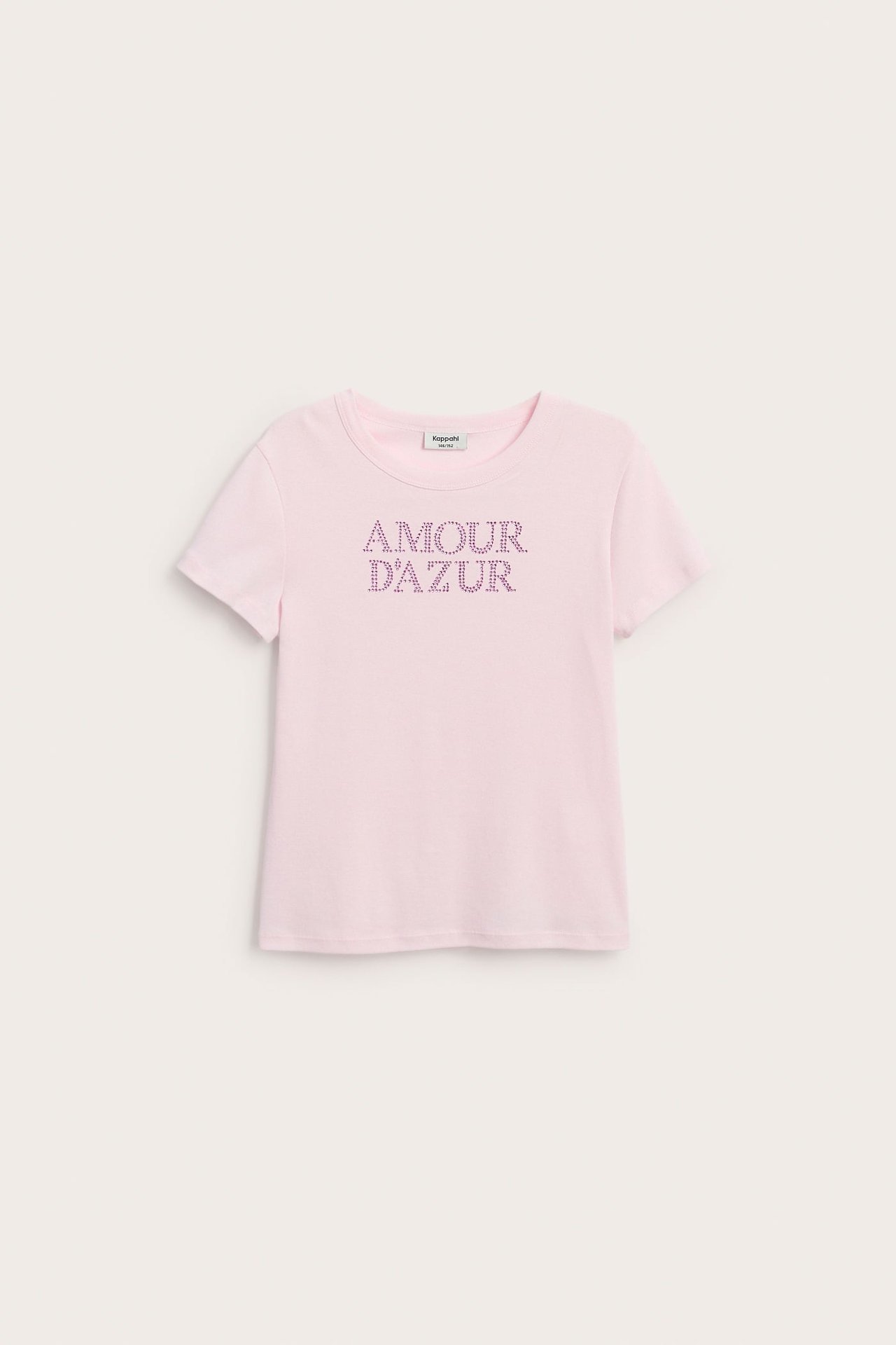 Framifrån, rosa t-shirt med texten "AMOUR D'AZUR".