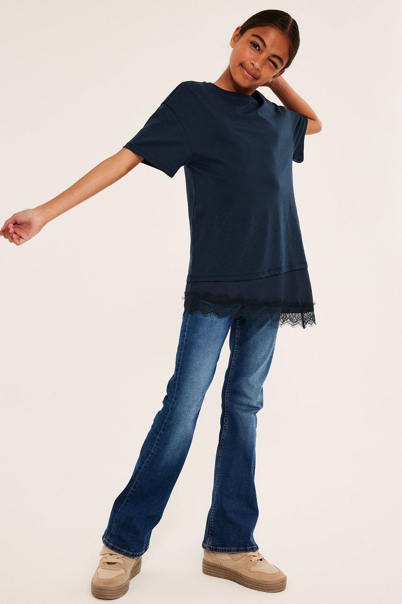 T-shirt z koronkowym wykończeniem