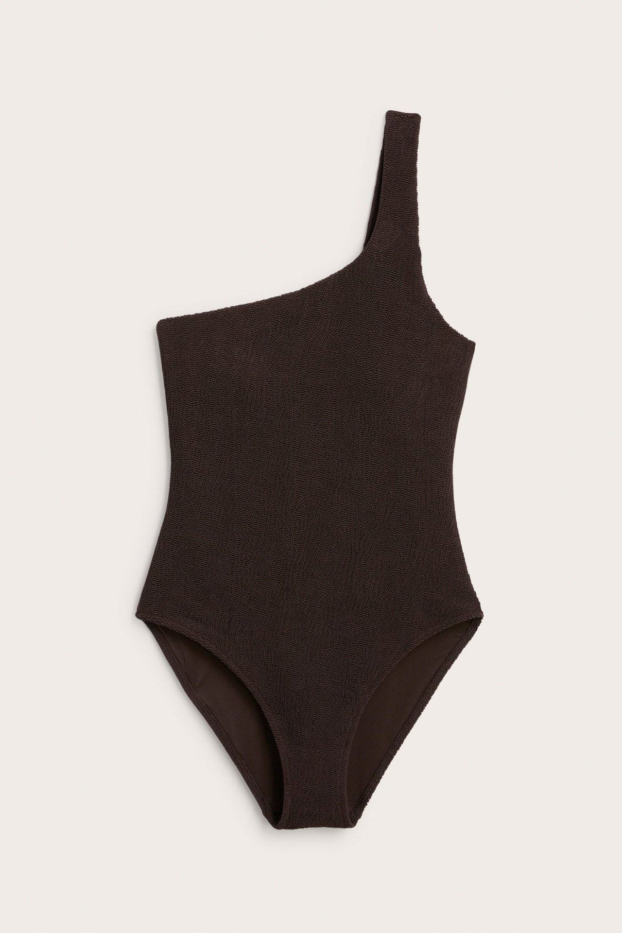 Framifrån, brun one-shoulder baddräkt med strukturerat tyg, liggande platt.