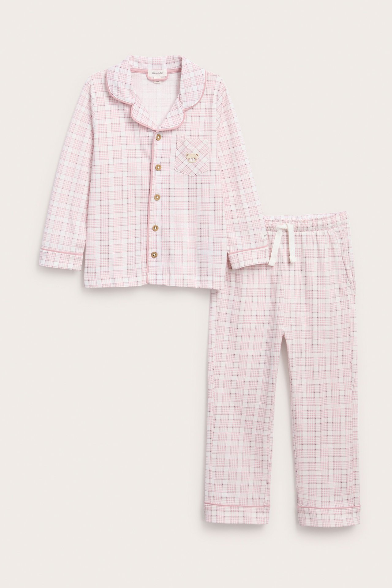Front, et barns rosa og hvitrutete pyjamas sett med kneppet topp og snor bukser.