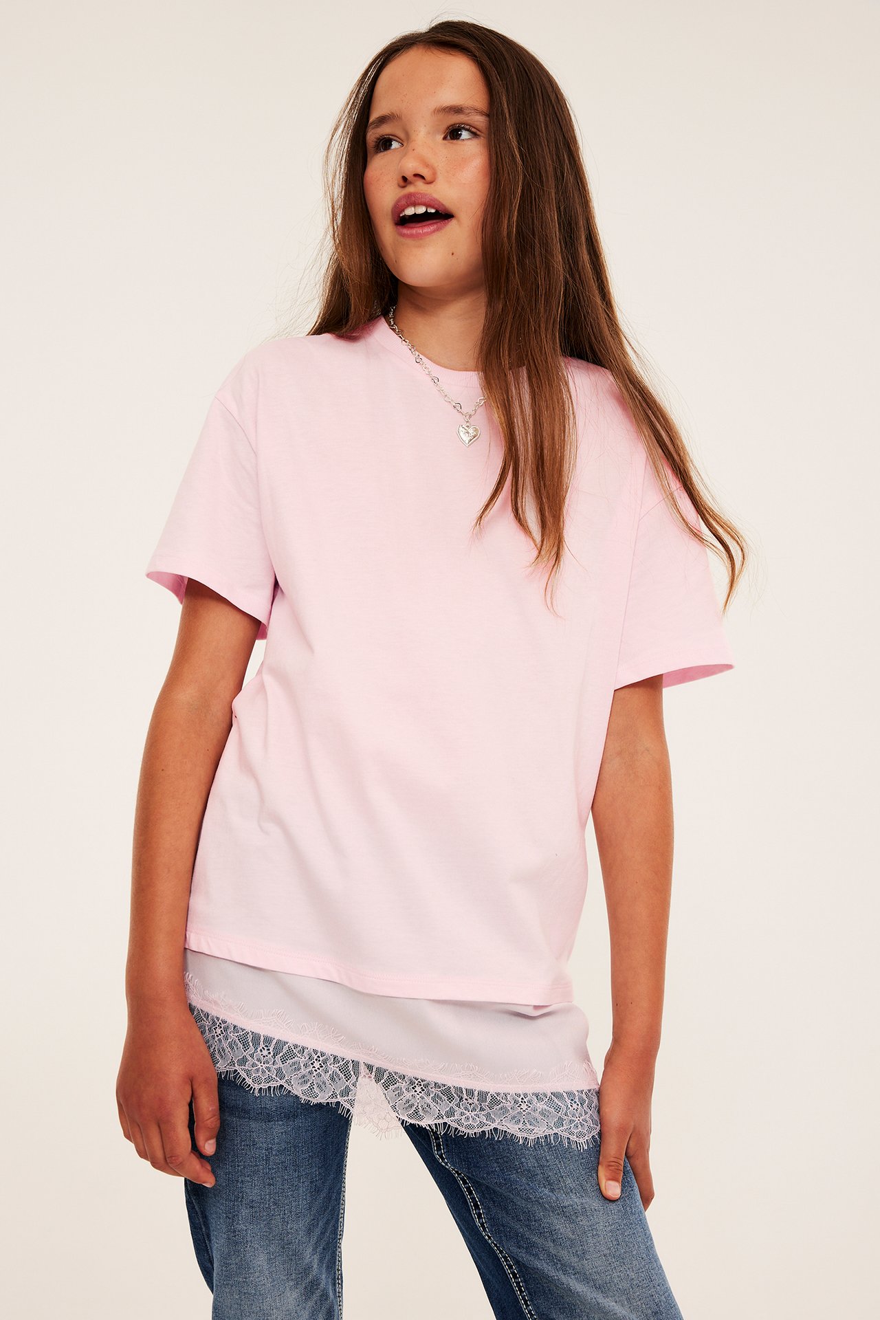 T-shirt z koronkowym detalem