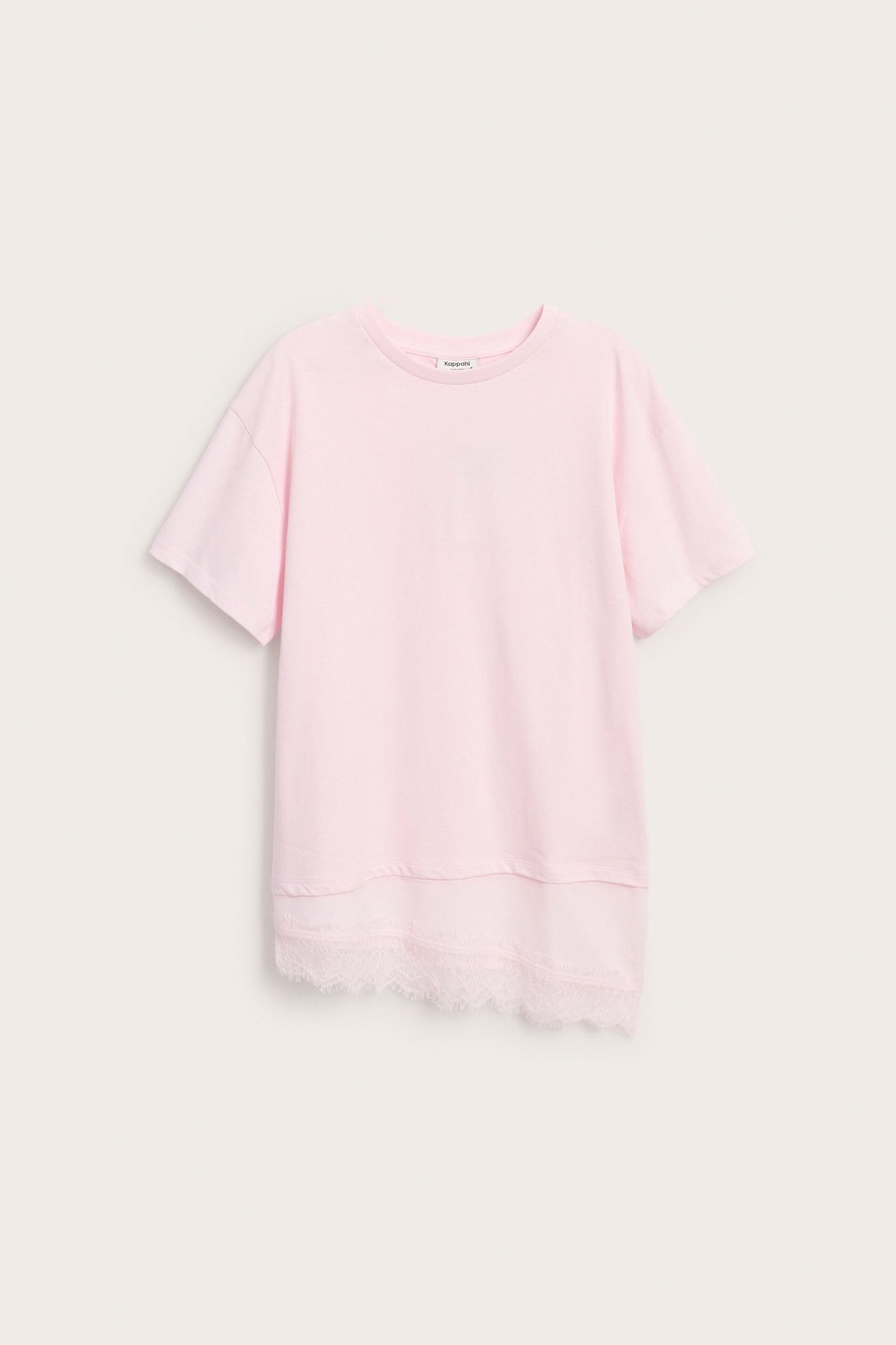 Widok z przodu: Różowy t-shirt z krótkimi rękawami, okrągłym dekoltem i koronką u dołu.