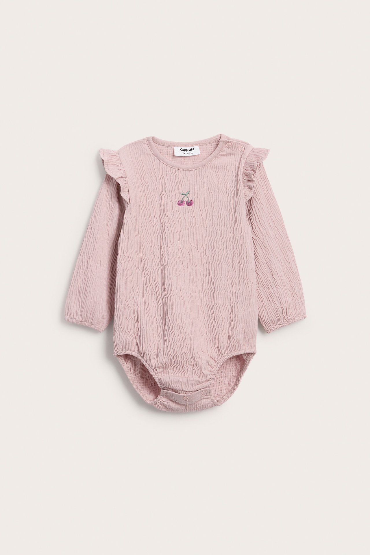 Babybody i rosa med lange ermer, strukturert stoff, skulderkapper og kirsebærbroderi.
