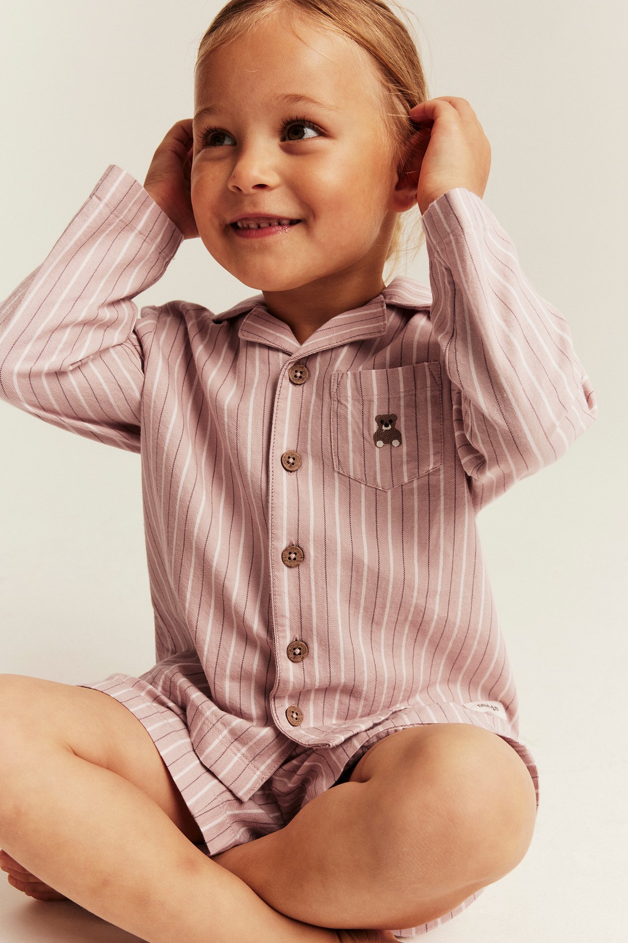 Stripete pyjamas med broderi