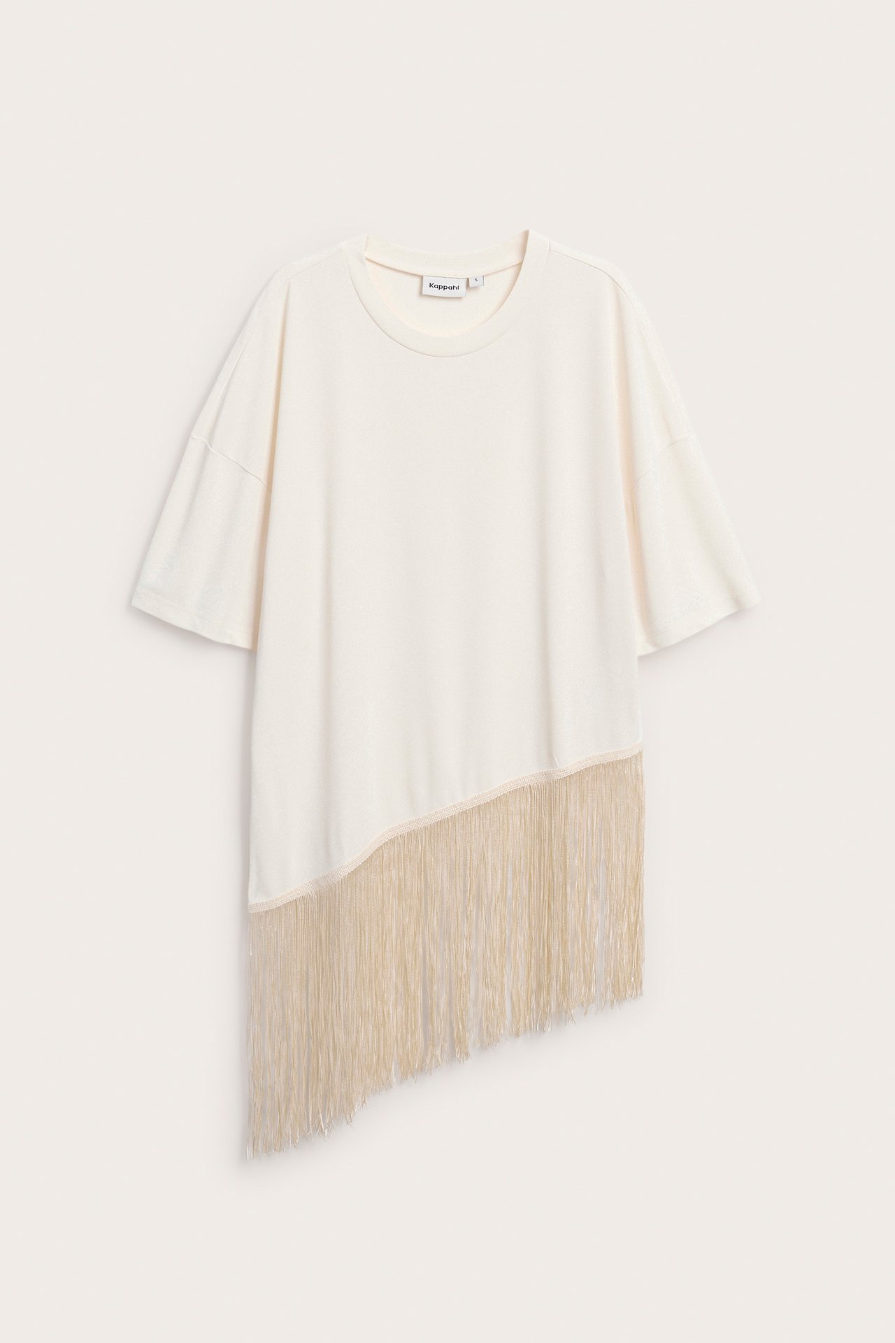 Framsida av en lös benvit t-shirt med asymmetrisk fransfåll.