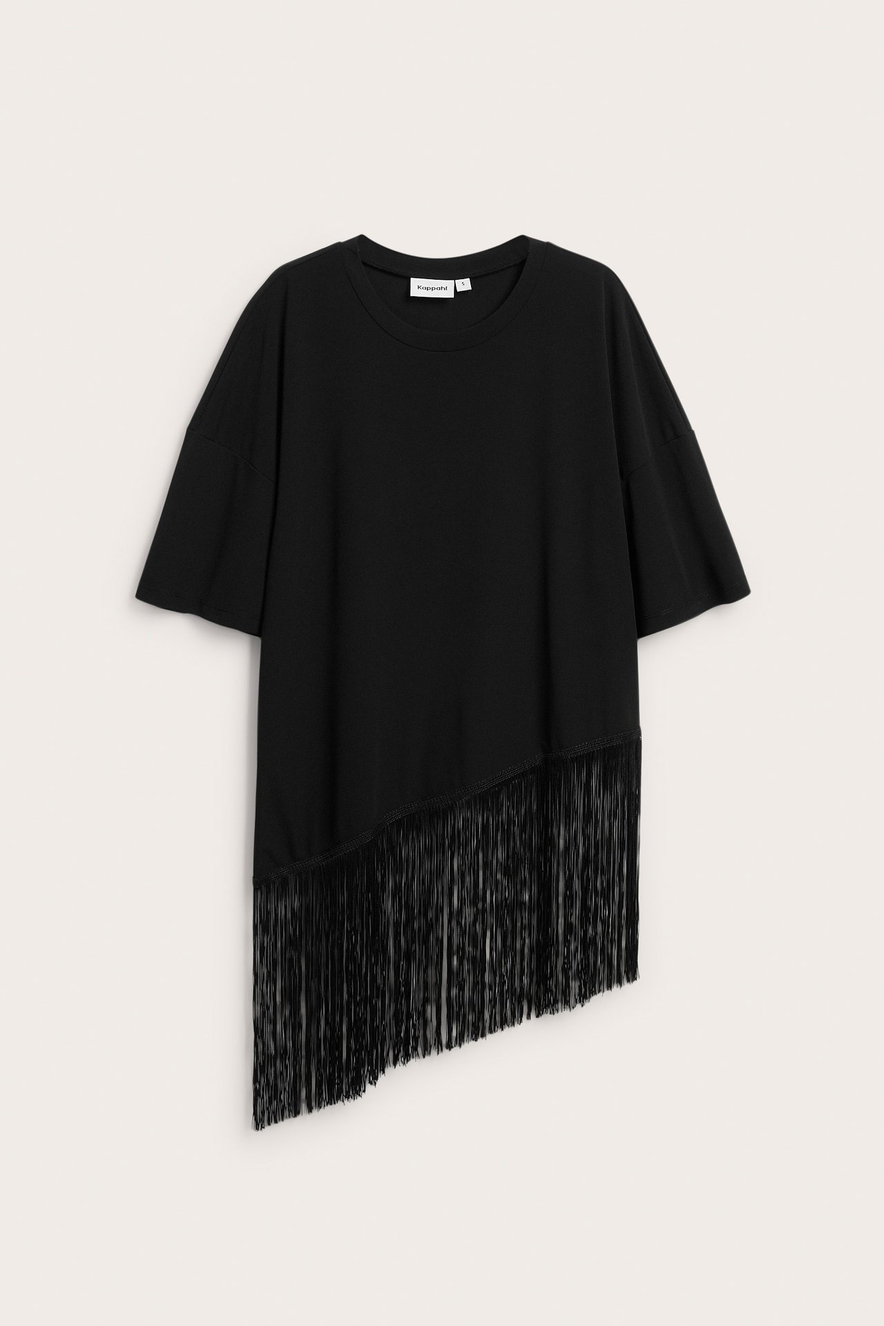 Framsida av en svart oversized t-shirt med asymmetrisk fransfåll.