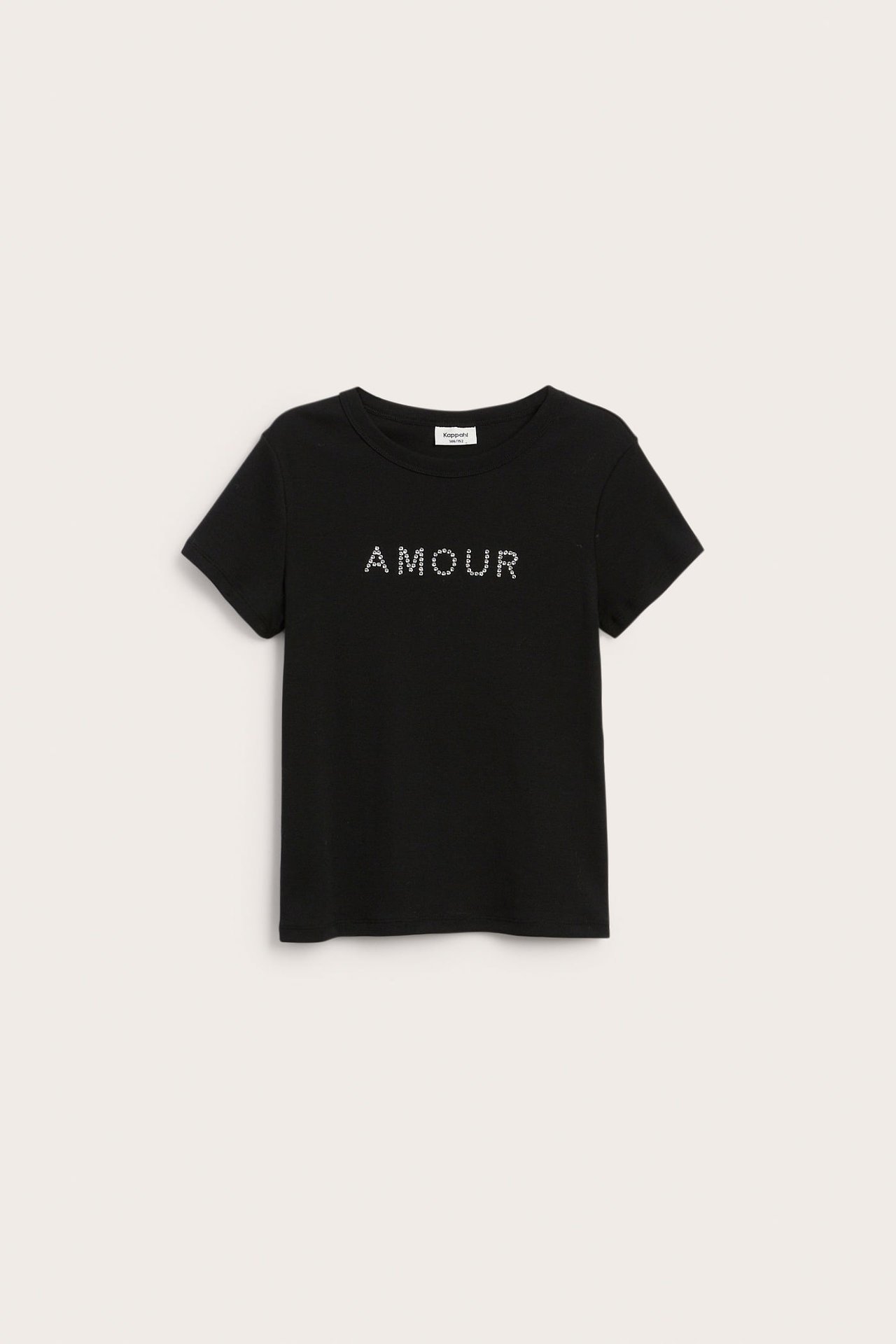 Frontbilde av en svart kortermet t-skjorte med 'AMOUR' i hvite nagler.