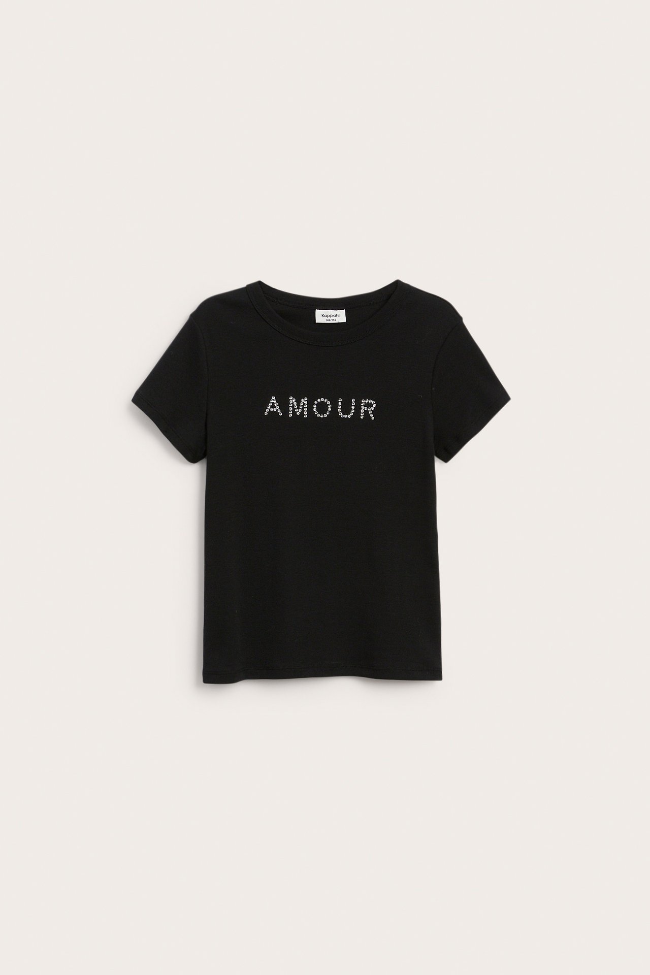 Framifrån en svart kortärmad t-shirt med texten 'AMOUR' i vita nitar.