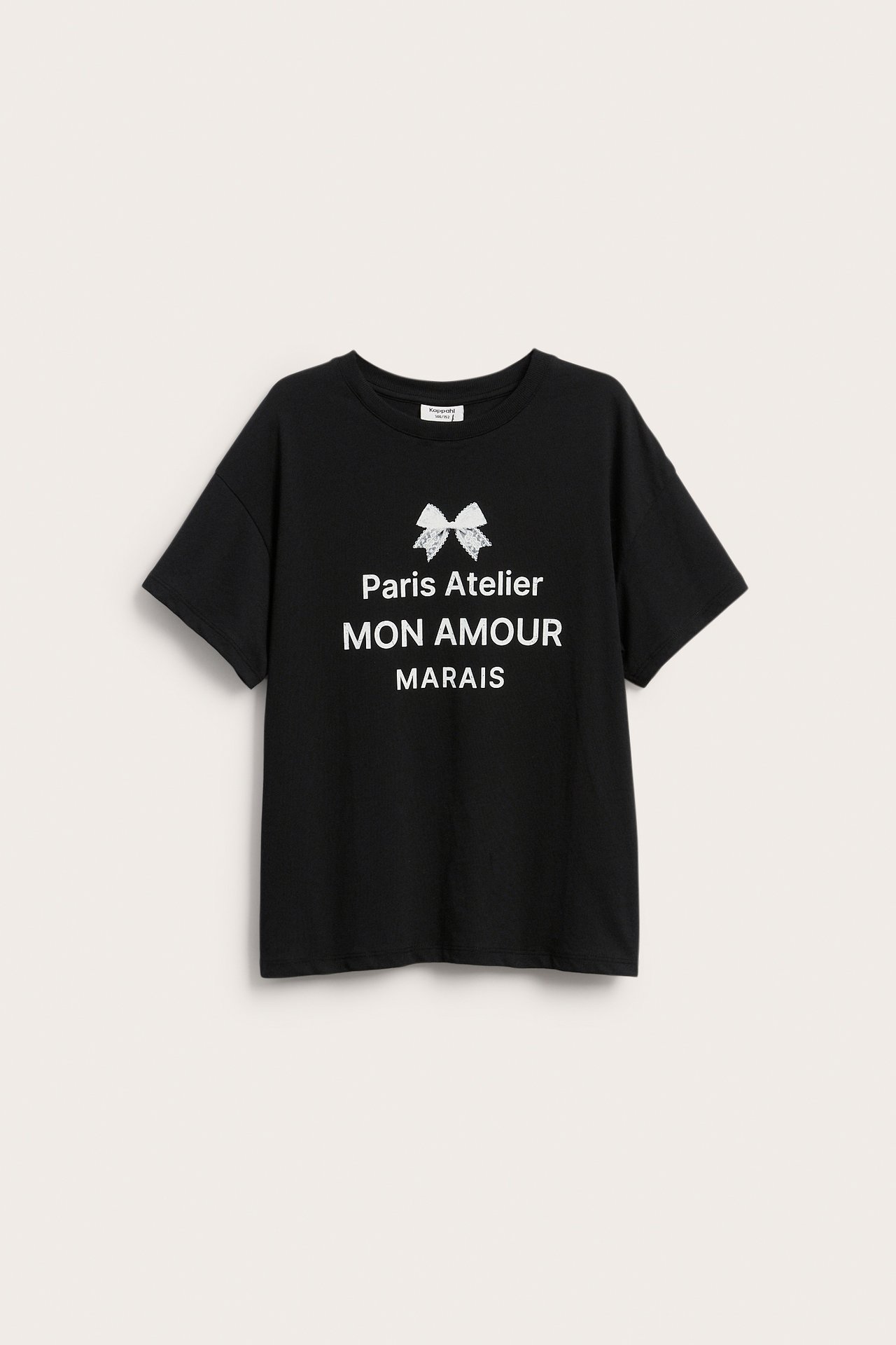 Czarny T-shirt z białym napisem 'Paris Atelier MON AMOUR MARAIS' i kokardą, widok z przodu.