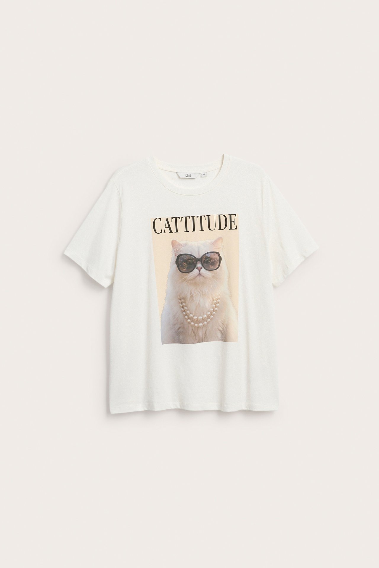 Forfra, kremhvit dame t-skjorte med 'CATTITUDE' katteprint.