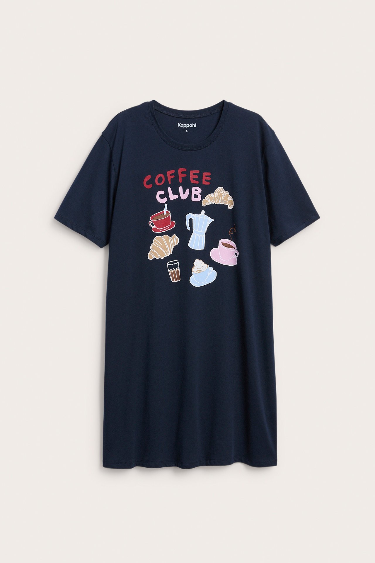 Frontvisning av en mørk blå kortermet nattkjole med et fargerikt 'Coffee Club'-trykk.