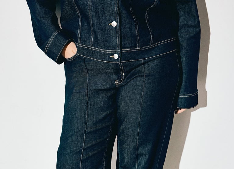 Inzoomad bild på ett par jeans.