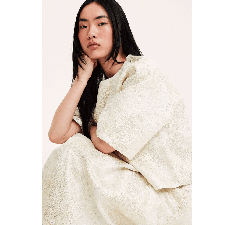 Kobieta, mężczyzna, dziewczynka i chłopiec w odświętnych strojach w jasnych kolorach.