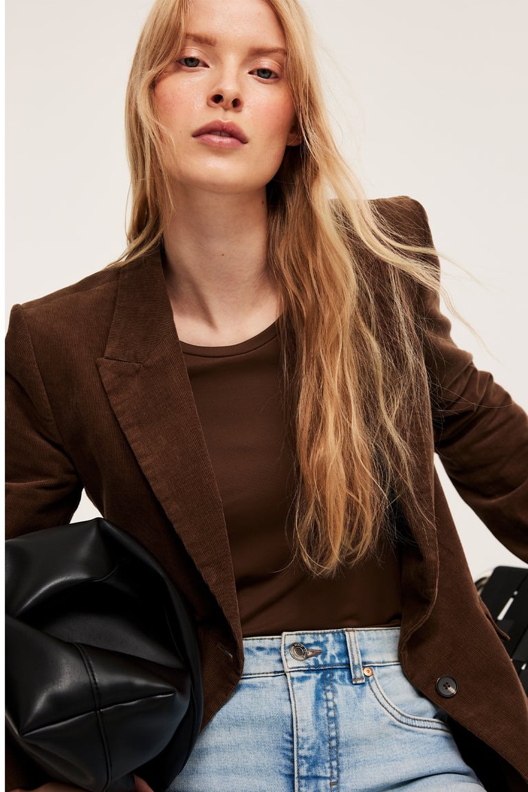 Kvinna i en brun kavaj från Kappahls höstkollektion