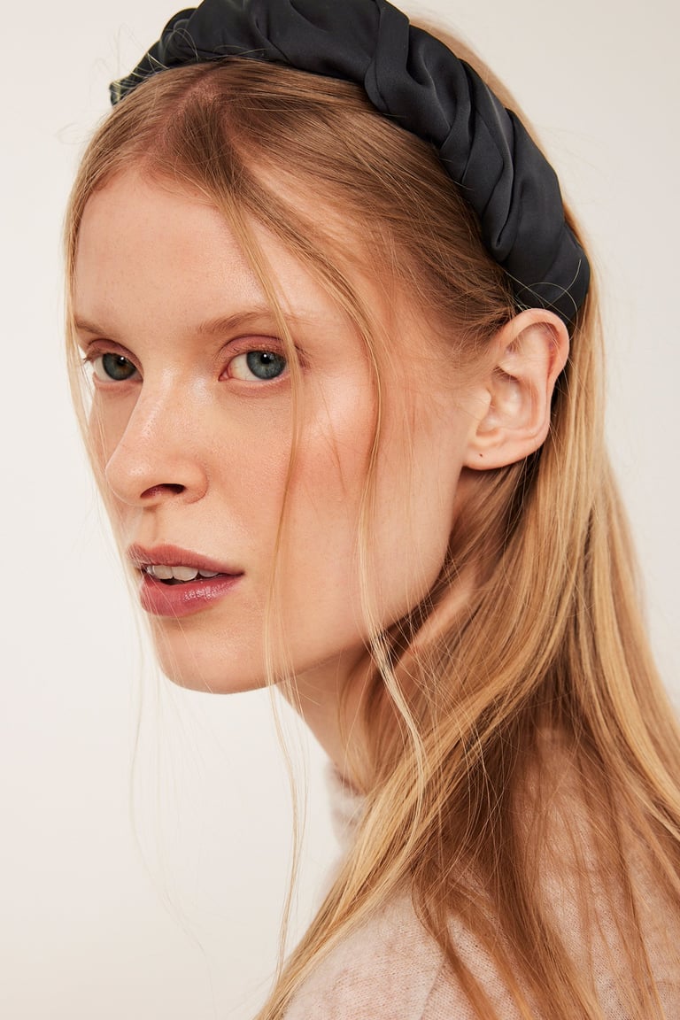 Kvinna i ett diadem i satin