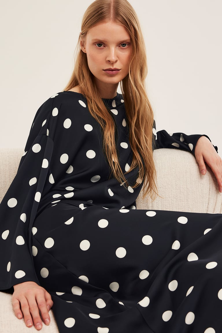 Kobieta w eleganckim zestawie z satyny