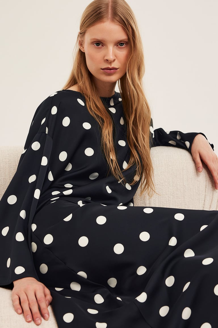 Kvinna i ett pickigt set i satin