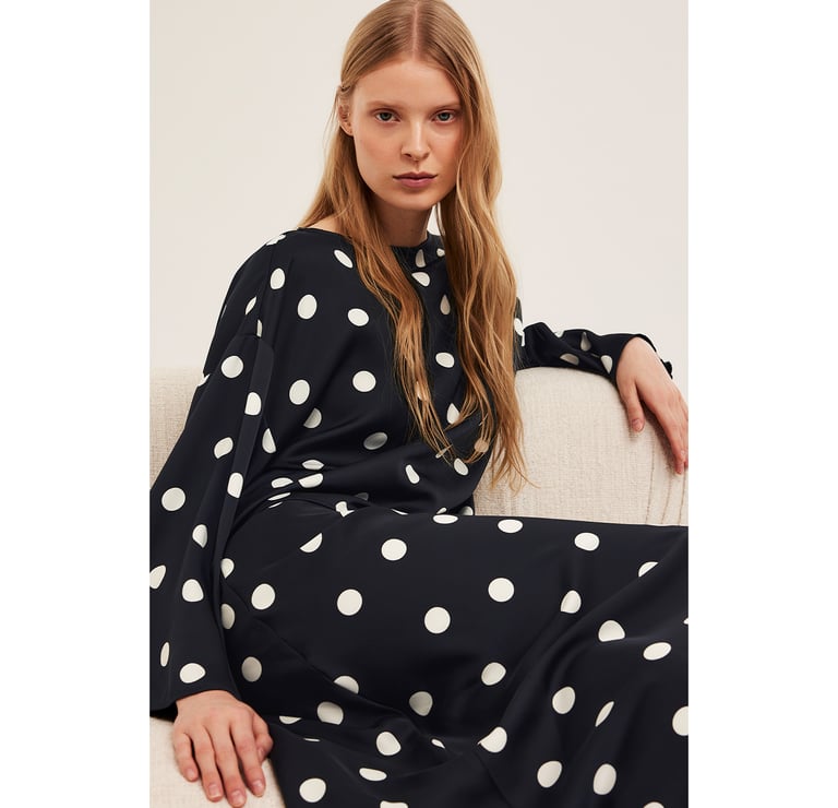 Kobieta w stroju z kolekcji imprezowej Kappahl