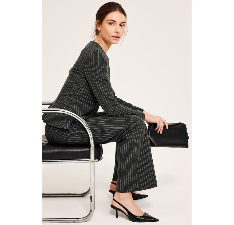 Kobieta w zestawie w paski