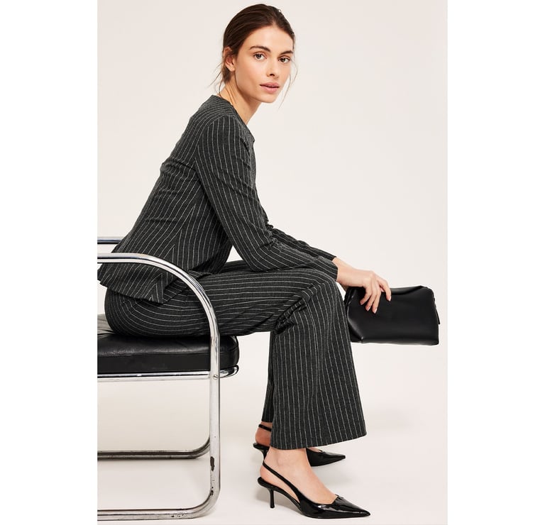 Kobieta w zestawie w paski