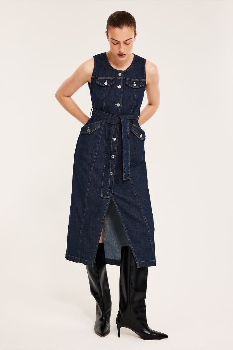 Kvinners ermeløs denimkjole med bånd i livet.