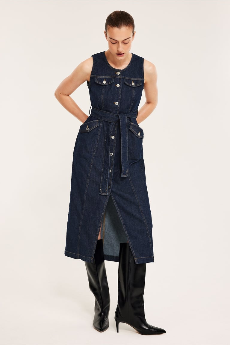 Kvinners ermeløs denimkjole med bånd i livet.