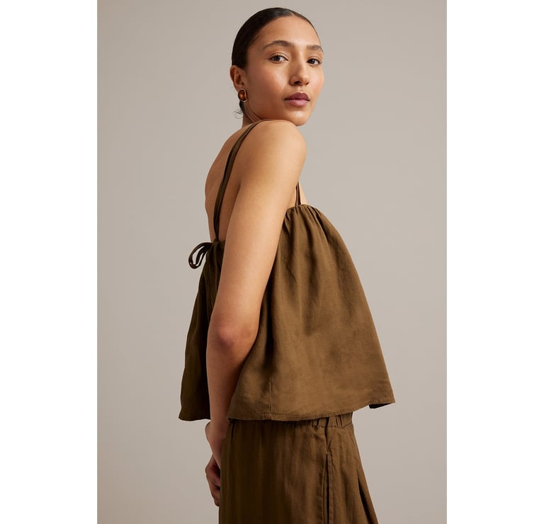 Kay/day – odzież z lnu dla kobiet. Kobieta w brązowym zestawie z lnu.