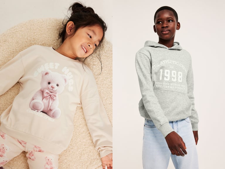 Dziewczynka w bluzie i legginsach z misiami.